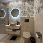 Hotel Sterling Luxury *